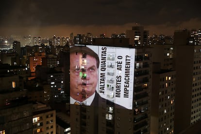 Imagem de Bolsonaro é projetada em prédio de São Paulo durante o panelaço da última sexta-feira.