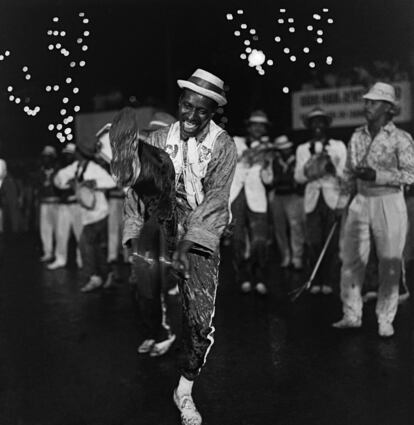 Sérgio Burgi explica que esta seleção de imagens também "mergulha nas raízes da música popular brasileira", registrando, por exemplo, a estruturação das primeiras escolas de samba no Rio de Janeiro, nos anos 1940 e 1950.