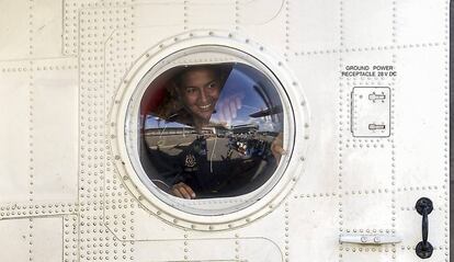 Marta Miguel sonr&iacute;e desde un hidroavi&oacute;n Bombardier CL415 de la Marina malasia.