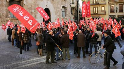 Decenas de delegados de UGT del País Valenciano se concentraron este martes frente al Palau de la Generalitat para protestar contra las cuentas del año elaboradas por el Ejecutivo de Alberto Fabra para 2014. Según el secretario general del sindicato, Conrado Hernández, los presupuestos no resuelven ningún problema y recortan las políticas de empleo.