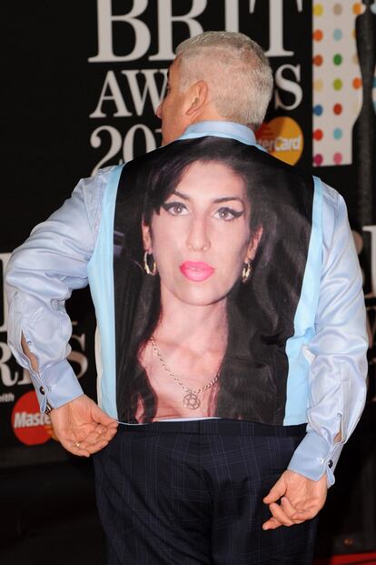 Mitch Winehouse, el padre de Amy, acudió con una camisa que llevaba una imagen de su hija estampada en la parte trasera. Amy está nominada a Mejor cantante femenina británica en solitario.