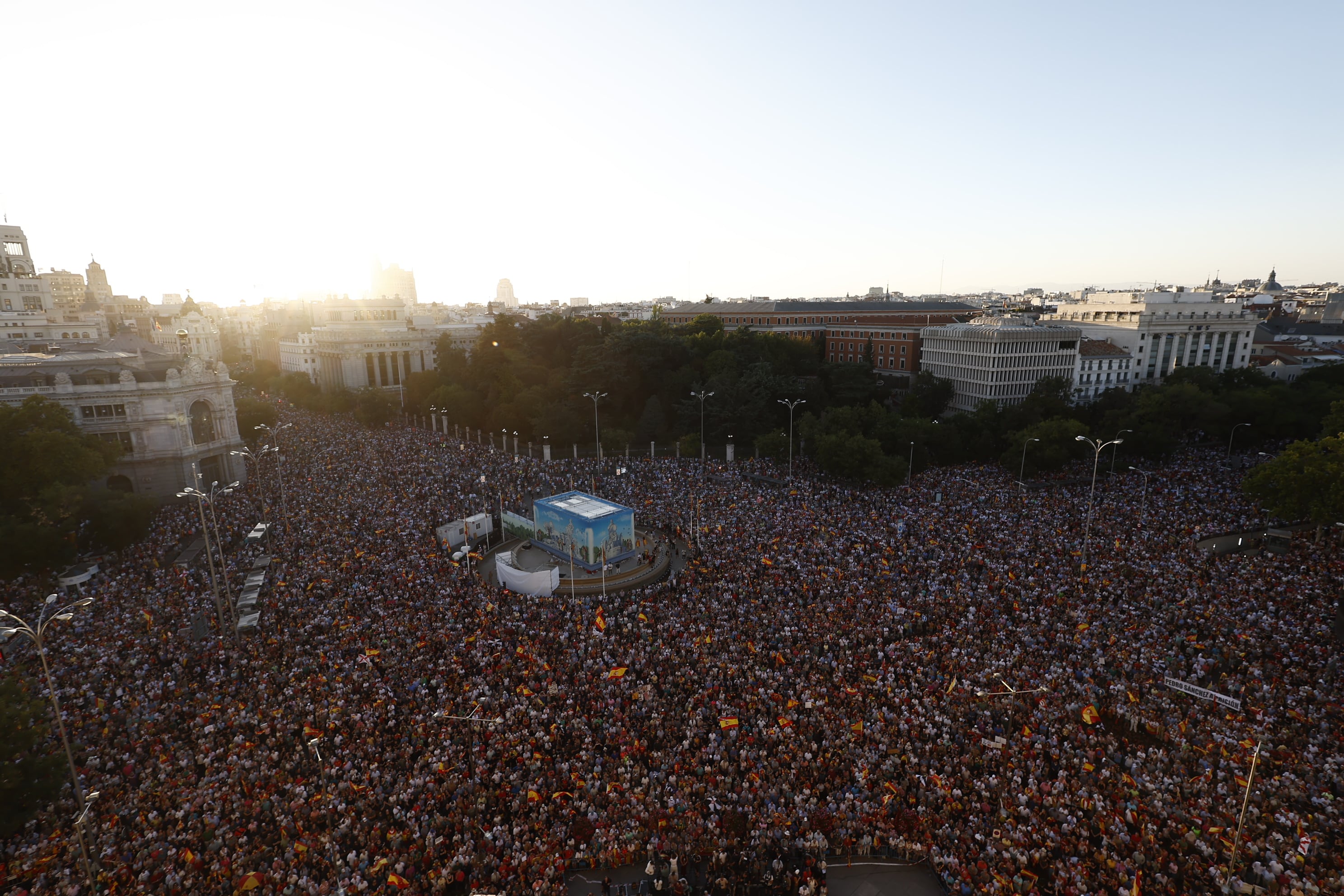 Última hora de la entrada de inmigrantes a Ceuta, en directo | Decenas de miles de personas se concentran en Ceuta y otras ciudades para reclamar soluciones y protestar contra el Gobierno