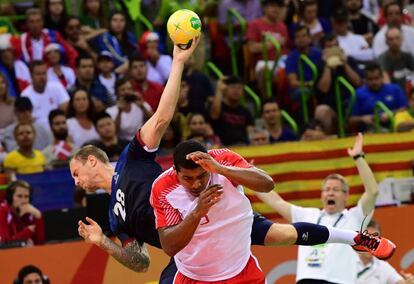 O francês Valentin Porte tenta marcar contra a Dinamarca durante a final do handebol.