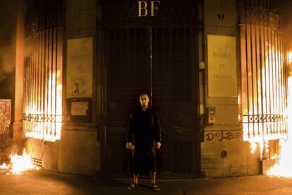 El artista ruso Petr Pavlensky posa frente al Banco de Francia tras prenderle fuego a las ventanas como parte de una 'performance' en Pars (Francia). Pavlensky ha sido detenido por la polica.