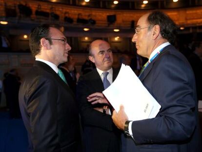 Luis Videgaray, secretario de Hacienda y Cr&eacute;dito P&uacute;blico de M&eacute;xico, charla con Luis de Guindos, ministro espa&ntilde;ol de Econom&iacute;a, e Ignacio S&aacute;nchez Gal&aacute;n, presidente de Iberdrola.