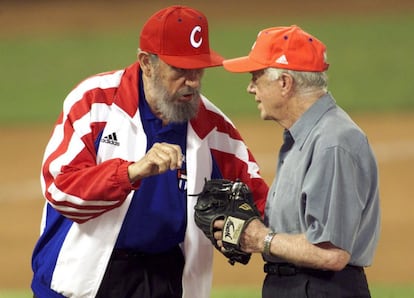 El expresidente de Estados Unidos Jimmy Carter charla con Fidel Castro durante un partido amistoso de béisbol en La Habana, el 14 de Mayo de 2002.