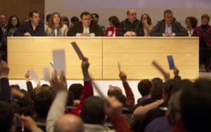 Un momento de las votaciones en el 'congresillo' de Málaga.
