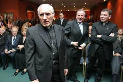 El cardenal Rouco en el club Siglo XXI. A su izquierda, el ex alcalde de Madrid y el portavoz episcopal.
