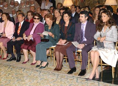 La familia de la Princesa de Asturias, durante el bautizo de la infanta Leonor, el 14 de enero de 2006 en el Palacio de La Zarzuela. Erika, tercera por la derecha, entre su abuela paterna, Menchu Álvarez del Valle, y su por entonces pareja, Antonio Vigo.