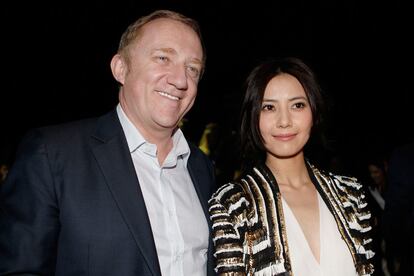 François-Henry Pinauld, con la actriz china Gao Yuanyuan, en el desfile de Gucci.