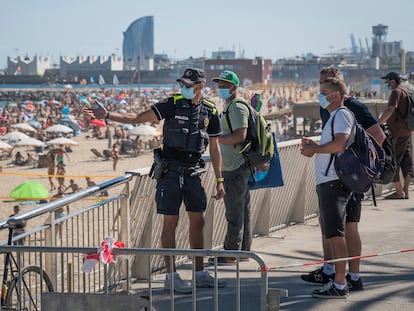 Varias personas intentan acceder a la playa de Bogatell (Barcelona) el domingo a pesar de la prohibición.