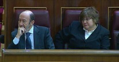 Rubalcaba, junto a la diputada socialista Isabel López i Chamosa, este jueves en el Congreso.