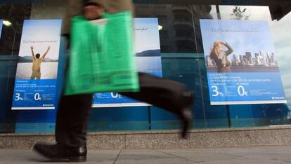 Un hombre pasa ante una oficina de Barclays en Madrid 