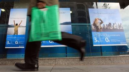 Un hombre pasa ante una oficina de Barclays en Madrid