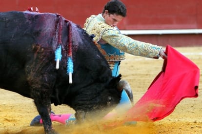 De esta guisa inició la faena Arturo Saldivar al cuarto novillo de la tarde.