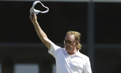Jiménez saluda a la afición desde el 'green' del 18 al terminar su torneo.