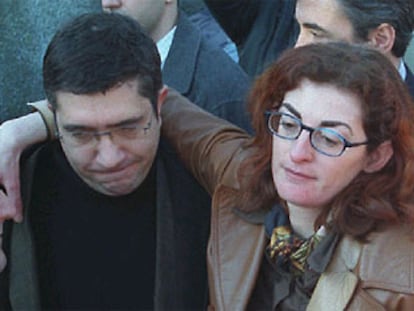 Maite, hermana del fallecido, con el líder del PSE, Patxi López.