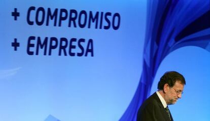 Rajoy, aplaudido tras su intervenci&oacute;n en la clausura de la asamblea general de la CEOE.