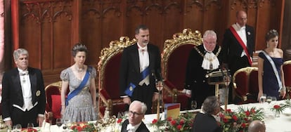 El ministro de Asuntos Exteriores, Alfonso Dastis, la Princesa Ana de Inglaterra, el rey Felipe VI, el lord mayor de Londres, Andrew Parmley y la Reina Letizia.