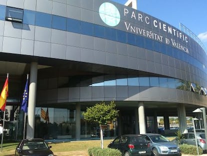 Entrada al edificio principal del Parc Científic de la Universitat de València.