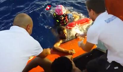 Momento del rescate de uno de los inmigrantes que naufragaron cerca de la isla de Lampedusa (Italia), 4 de octubre de 2013. Por ahora, los socorristas con recuperado los cuerpos de 111 inmigrantes, más de la mitad de ellos mujeres y niños.