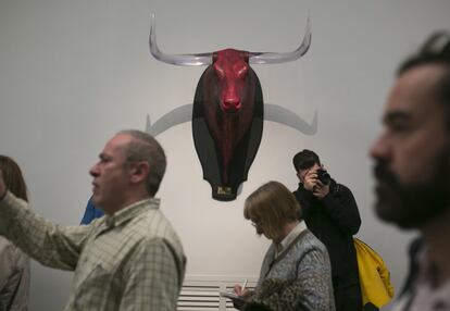 Varias personas en la exposición 'Otras tauromaquias', en la Real Academia de San Fernando, en Madrid.