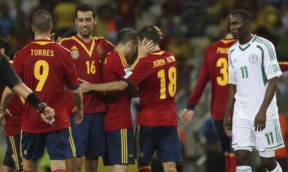 Los jugadores de la selección española celebran la victoria.