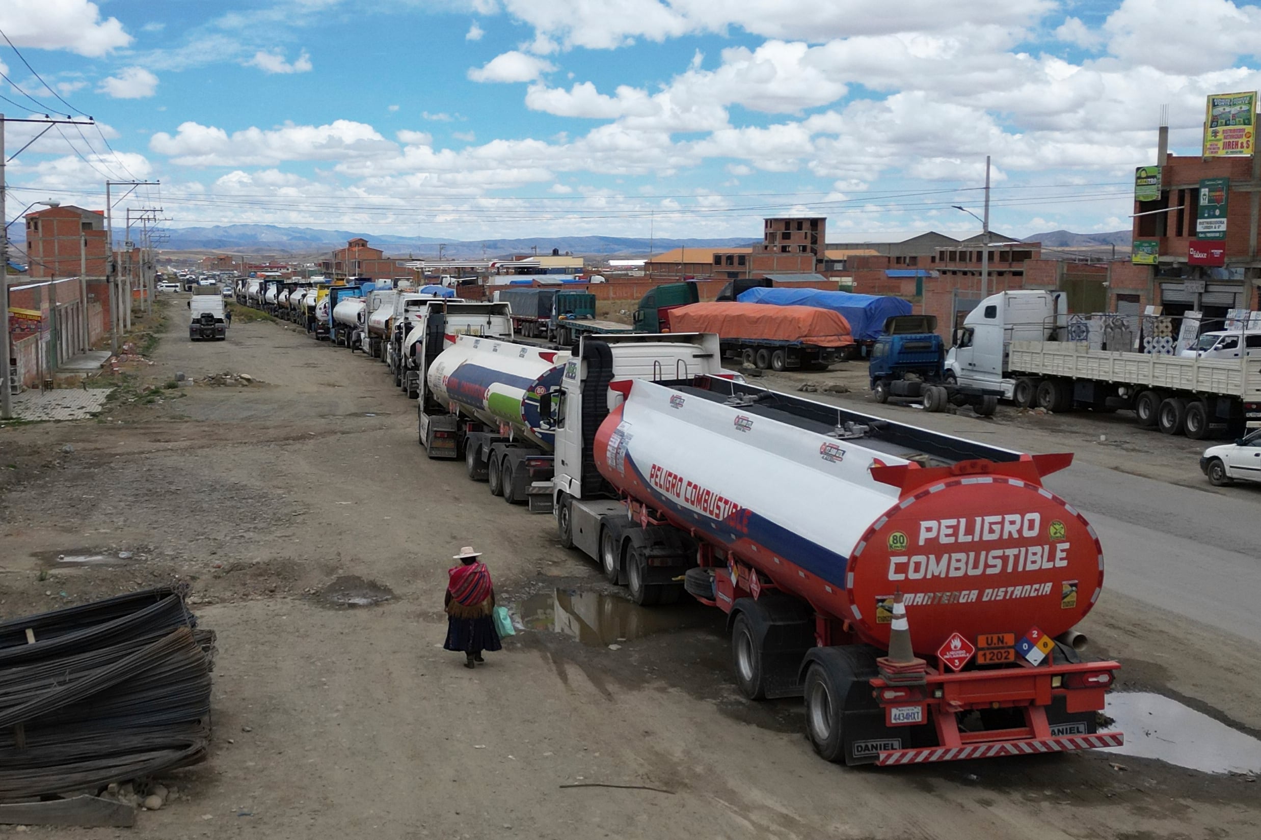 Bolivia se abre a la importación privada de combustible para enfrentar la crisis de abastecimiento