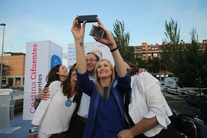 <b>21.00h.</b> El candidato del PP a la Alcaldía de Las Rozas, José Ignacio Fernández, ha montado todo un tinglado de campaña: ha instalado un castillo hinchable para los niños; dos puestos con helados, bebidas y palomitas; y ha contratado un grupo de música. Además, a la cita se han sumado la candidata Cifuentes y el ministro de Sanidad, Alfonso Alonso.