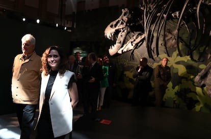 La presidenta de la Comunidad de Madrid, Isabel Díaz Ayuso, participa este viernes en la conmemoración del XXV aniversario del Museo Arqueológico y Paleontológico Regional de Alcalá de Henares. Junto a ella, Enrique Baquedano, director del museo.