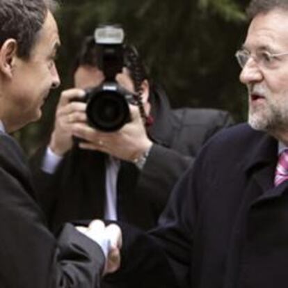 El presidente del Gobierno en funciones, José Luis Rodríguez Zapatero (i), recibe a su sucesor en el cargo, Mariano Rajoy, en el Palacio de la Moncloa.