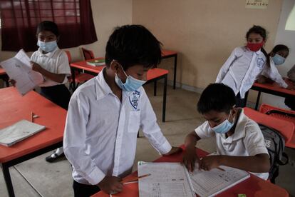 Un grupo de niños toma clases en una escuela en la sierra de Oaxaca, el 22 de abril de 2021.