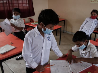 Un grupo de niños toma clases en una escuela en la sierra de Oaxaca, el 22 de abril de 2021.