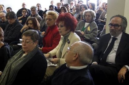 Juana de Aizpuru, con chaqueta amarilla, durante su intervención en la asamblea de galeristas que tuvo lugar ayer en Madrid.