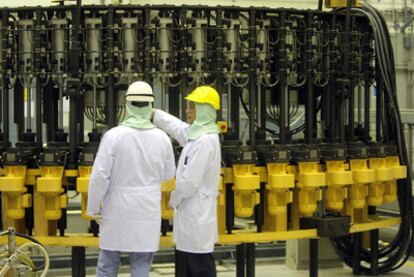 Dos operarios trabajan en el interior de la central burgalesa de Garoña.