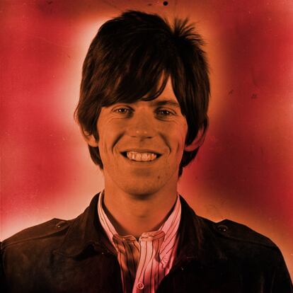 Fotografía tomada en 1965 para el visado estadounidense de Keith Richards, incluida en rojo en la exposición 'Off the Hook'.