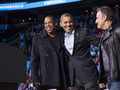 El expresidente Obama flanqueado por el rapero Jay-Z y el cantante Bruce Springsteen durante la campaña de 2010 en Columbus (Ohio).