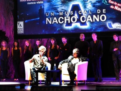 Nacho Cano durante la presentación hoy del musical 'A' en el teatro Apolo de Barcelona junto al productor José Manuel Lorenzo.