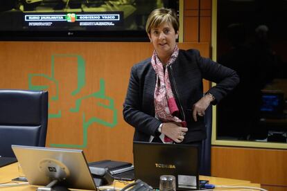 La consejera Arantza Tapia, antes de comparecer este lunes en el Parlamento.