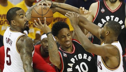 DeRozan, entre JR Smith y Thompson.