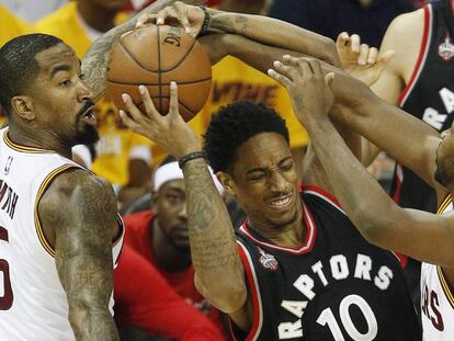 DeRozan, entre JR Smith y Thompson.