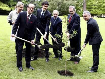 El lehendakari, Iñigo Urkullu junto al alcalde de Hiroshima, Kazumi Matsui, y otras autoridades plantando un retoño del 'Ginka Biloba', el árbol que sobrevivió a la bomba atómica en esta ciudad japonesa