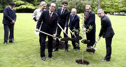 El lehendakari, Iñigo Urkullu junto al alcalde de Hiroshima, Kazumi Matsui, y otras autoridades plantando un retoño del 'Ginka Biloba', el árbol que sobrevivió a la bomba atómica en esta ciudad japonesa