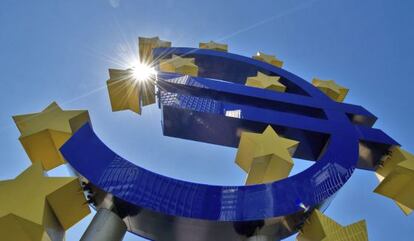 La escultura del euro a las puertas de la sede del Banco Central Europeo.