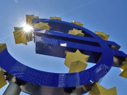 La escultura del euro a las puertas de la sede del Banco Central Europeo.