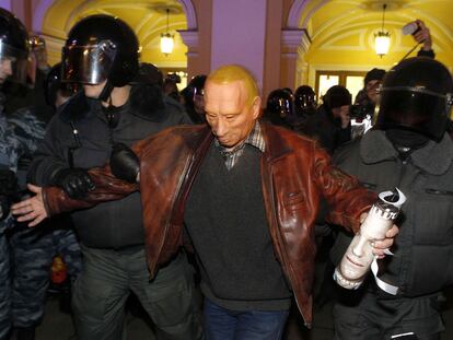 La policía detiene a un activista con una careta de Putin durante una protesta de la oposición en San Petersburgo.