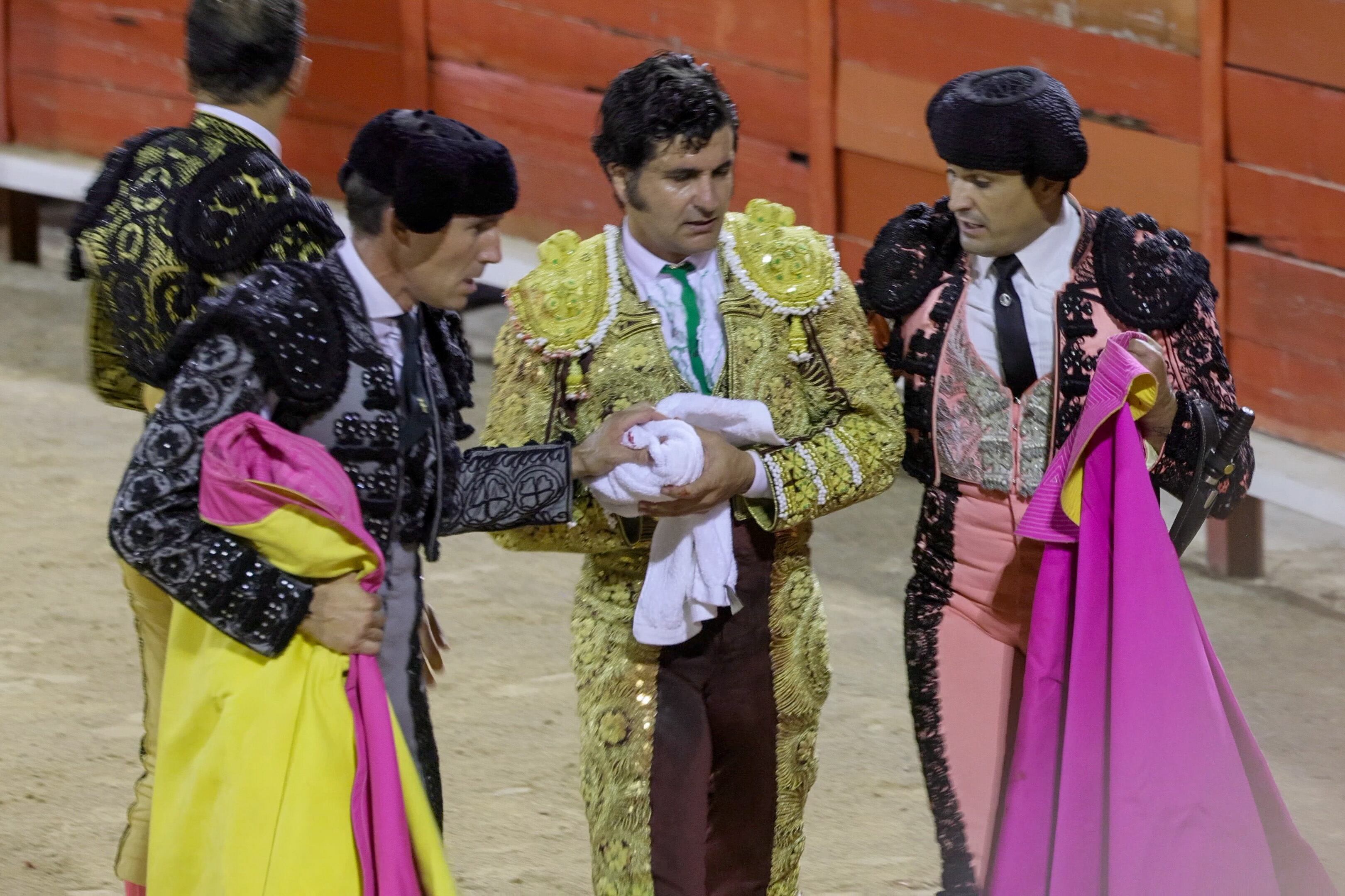 Morante se dirige a la enfermería con mano derecha envuelta en una toalla.