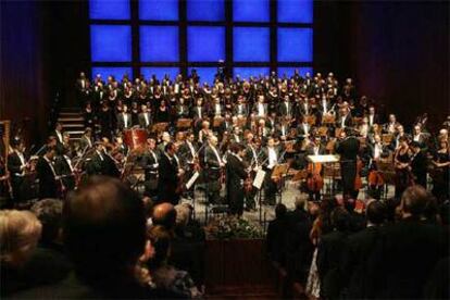 La orquesta y coro del Maggio Musicale Fiorentino guarda un minuto de silencio por las víctimas de Valencia.