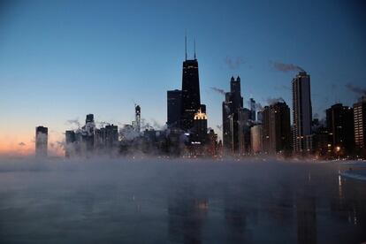 Amanecer junto al lago Michigan en Chicago, Illinois. Las empresas y las escuelas han cerrado, se han cancelado más de mil vuelos y se ha suspendido la entrega de correo mientras la ciudad se enfrenta a bajísimas temperaturas.