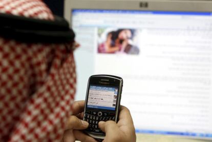 Un hombre lee un mensaje en su teléfono BlackBerry en Riyadh, Arabia Saudí.